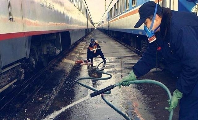  明明@火车的厕所明明直通轨道，为何轨道不发臭呢？一位列车长道