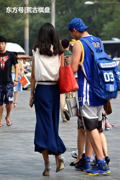 尖头细跟鞋搭配一条七分阔腿裤居然会有这么好的效果