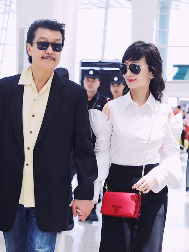 63岁赵雅芝真会玩，“蚊帐”拿来当罩衫，看脸叫姐姐都可以！