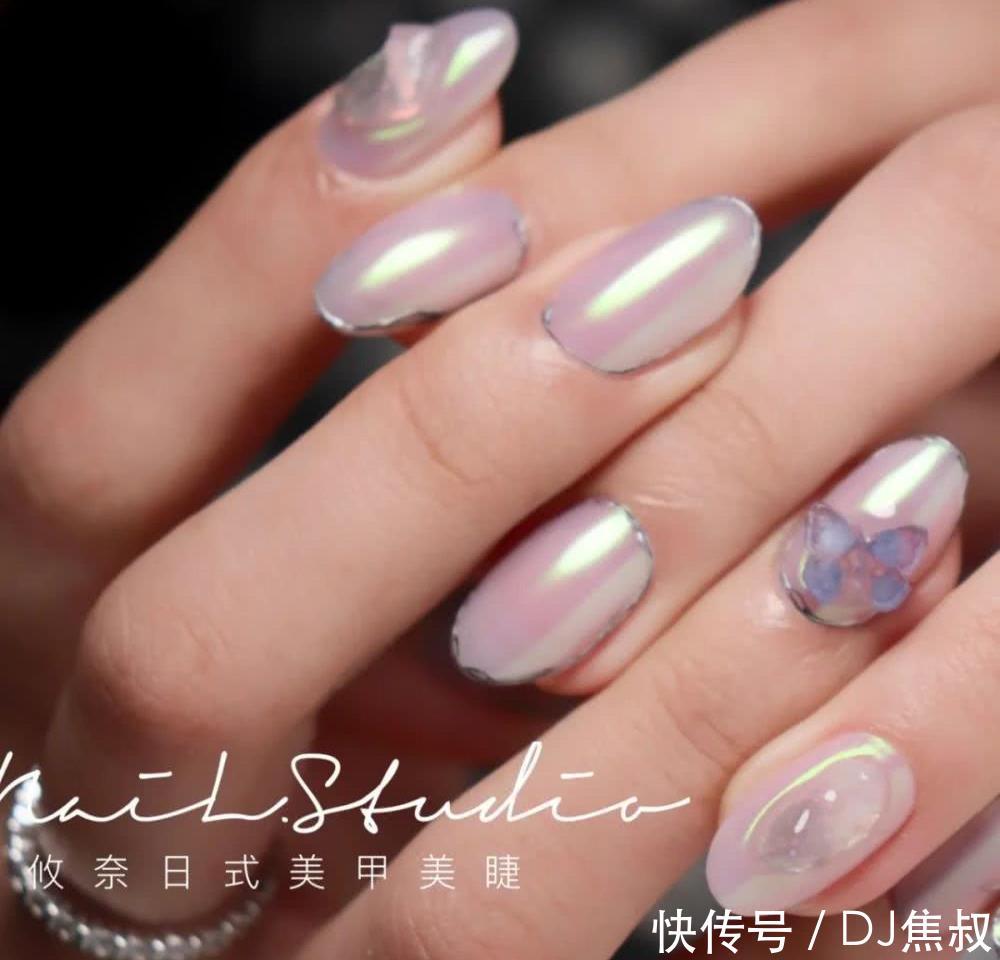  『闺蜜』做一次极光色美甲吧！闺蜜吵着让我陪她去做