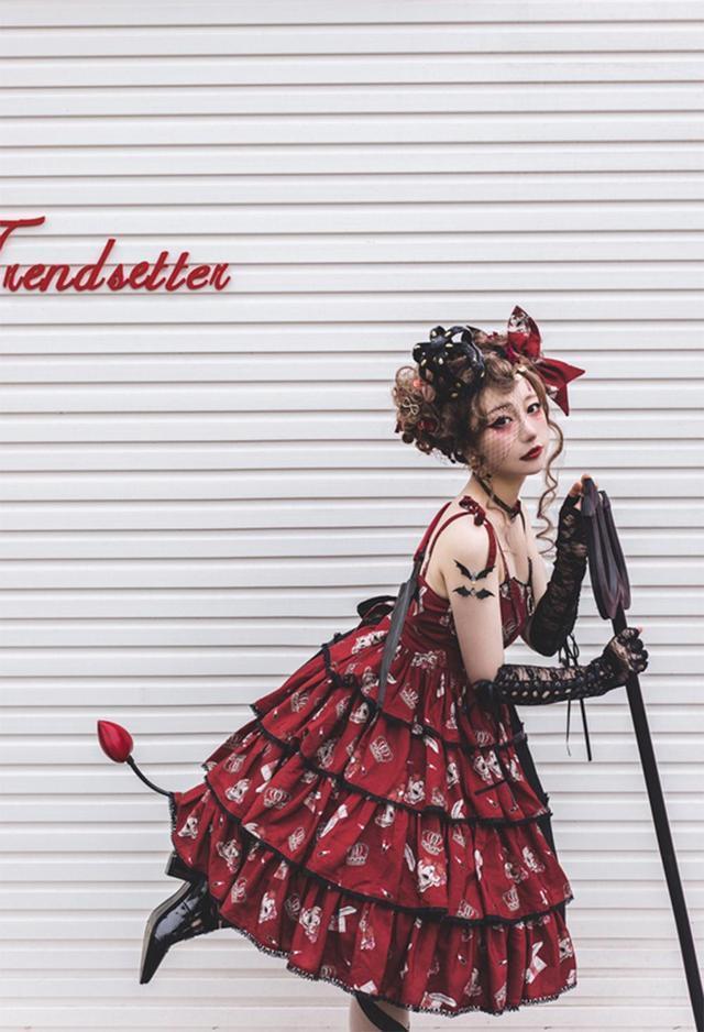 『lo』最近火了一种lo裙,叫“左边少女,右边暗黑”,lo娘穿上美极了