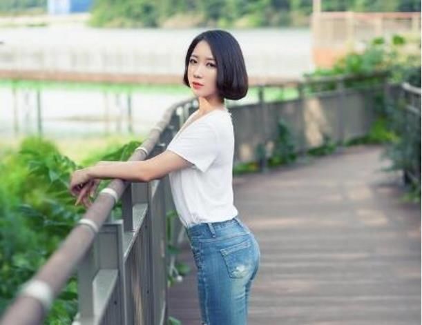 街拍:小姐姐在圆润的肩膀上绣满了字，黑色吊带吸人眼球