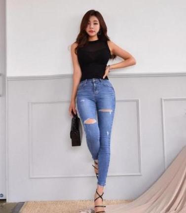 身材姣好的美女，穿上了牛仔裤之后就显得更有气质了！