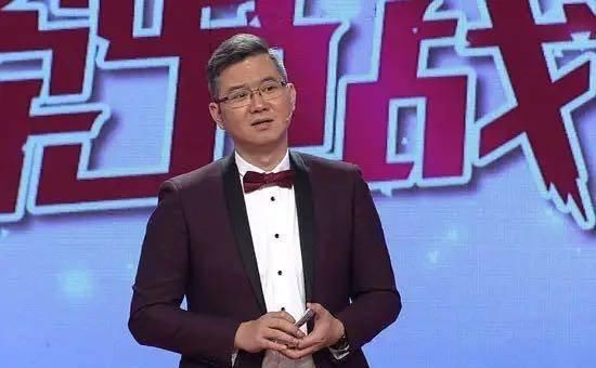  『辞职』情感专家的假面具：弃两任糟糠之妻，娶小16岁空姐，为何逼她辞职