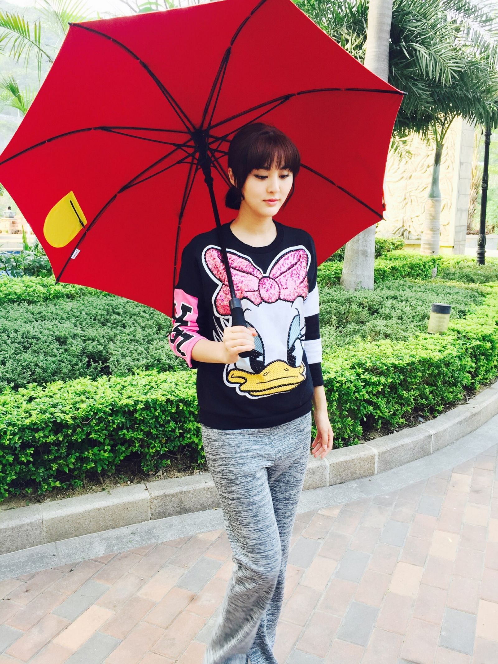 街拍:低头的美女没看你--是在想你吗?