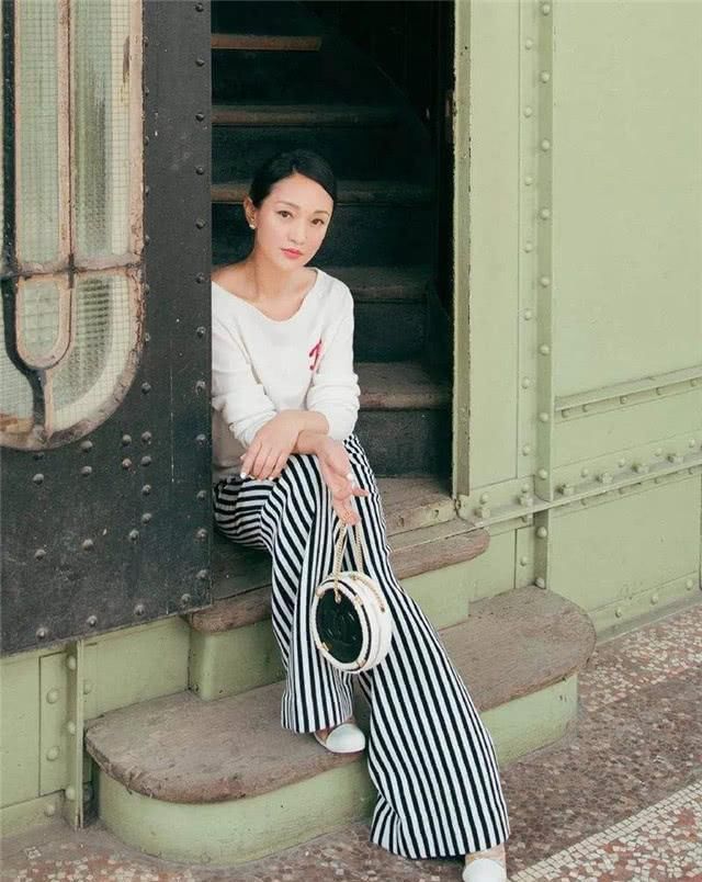  【简洁大方】今春时兴一种牛仔裤子，叫“斑马裤”，遮肉显高又高端大气，小S都上头了