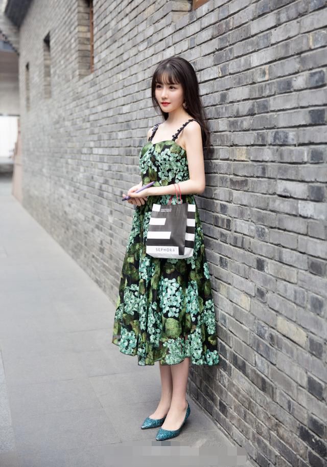 街拍：靓丽的紧身打底裤小姐姐，展现女神迷人风采