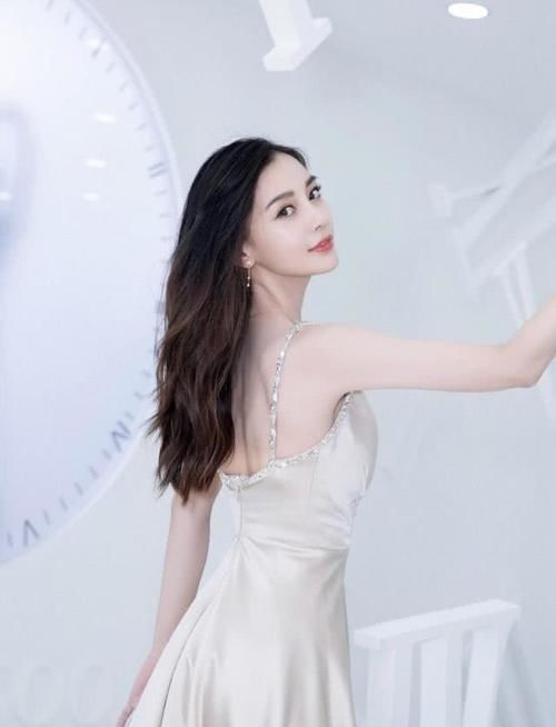  『设计』Angelababy身材有料，穿一袭丝绸连衣裙凹凸有致，小蛮腰细到吓人