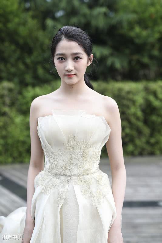 关晓彤刚怀孕, 鹿晗就被曝猛料, 卓伟王思聪轮番上阵手撕鹿晗