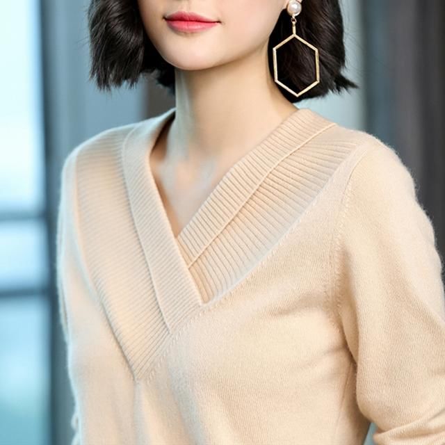 70后女人别穿太俏，大气优雅的针织衫才是主流，显高贵显气质