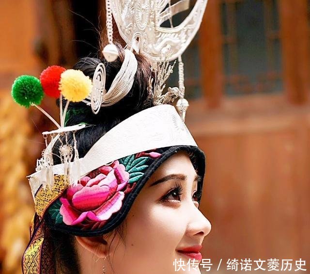 去湘西旅游,如果有苗族美女给你递苗绣,接还是不接