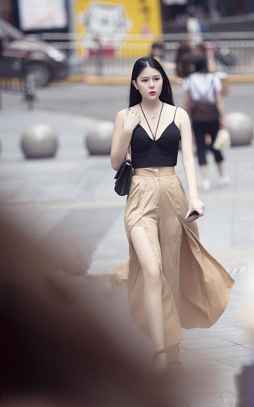 街拍：知性时尚成熟的小姐姐，格外的时尚靓丽迷人！