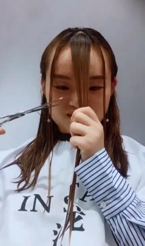 头发稀少的女孩想改变一下自己的发型，网友：剪完之后简直就是一