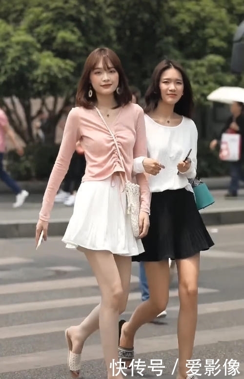  美女|美女太“年轻”了,和女神穿闺蜜装,腿像10年没洗一样,佩服！