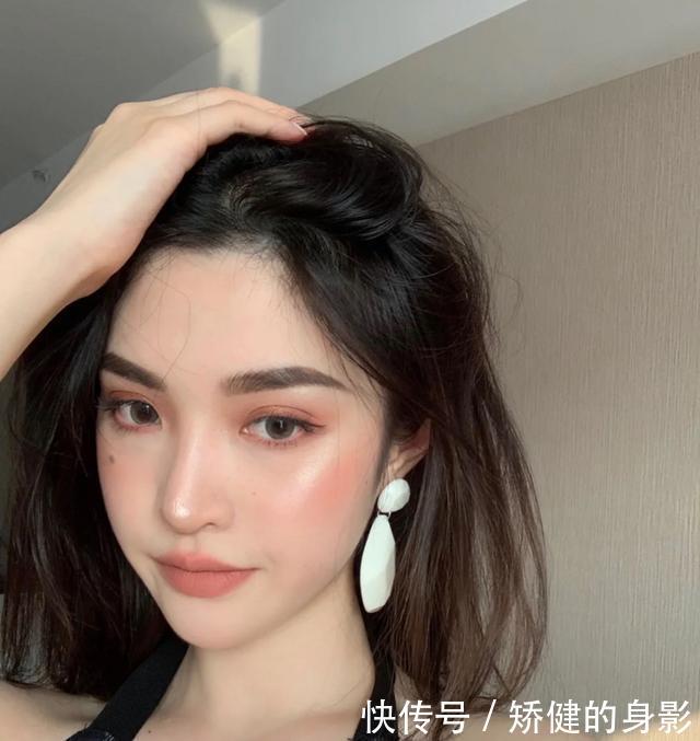  #适合#哪些人不适合“哑光”口红迪奥999也涂成大妈，色号再美也没用