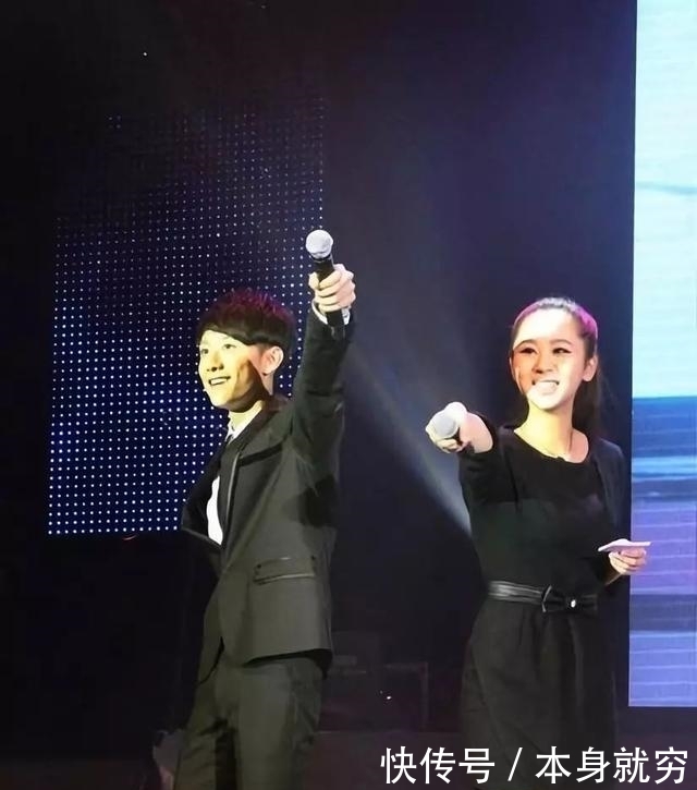 何炅穿越人群拥抱谢娜