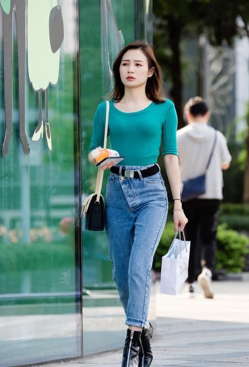  个性|牛仔裤穿搭的个性帅气一些才好看，让你轻松美出自己的风格