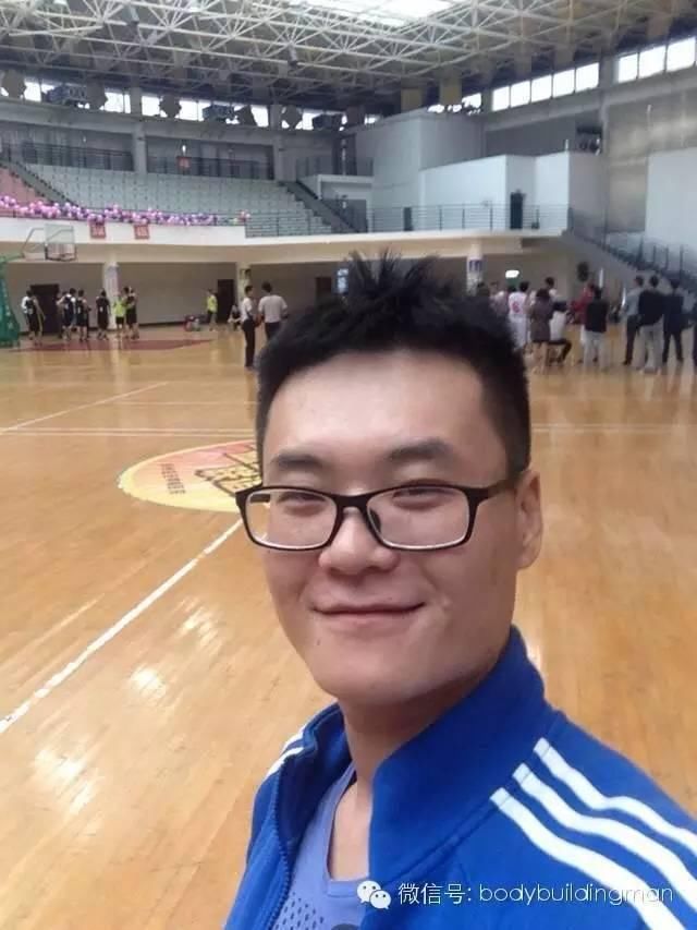 从握酒瓶到拿哑铃，他一年练出了腹肌!