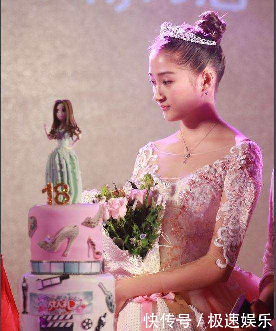 迪丽热巴与关晓彤同戴皇冠，相差5岁，这差别也太大了吧！