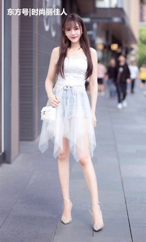  『女人味』炎炎夏日，穿裙装的美女搭配高跟鞋最有女人味，细高跟的效果最好