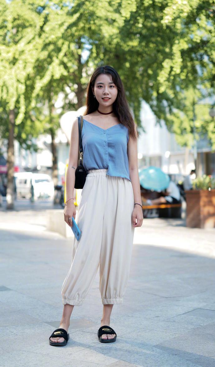 路人街拍:楚楚动人的妹子,展现女神的柔美气质!