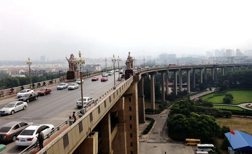 中国曾用上百辆坦克验收大桥，这个国家也来模仿，结果损失10亿