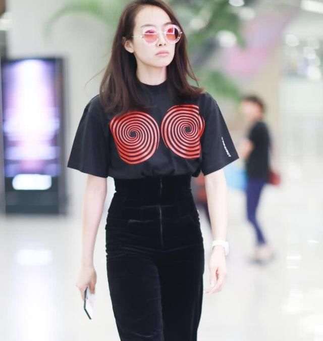 张丹峰机场的T恤图案萌，而杨幂之前现身穿的这件就不好评价了！