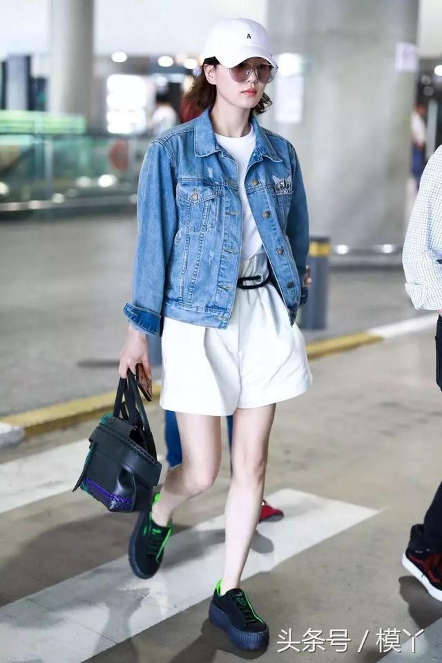 诶?爸爸的裤子我也能穿!好像还蛮帅~