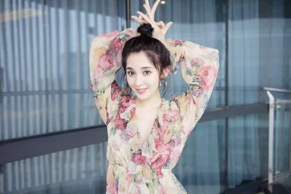 心痛| 娜扎这本发型教科书也踩雷了?这样扎丸子头简直自寻死路...