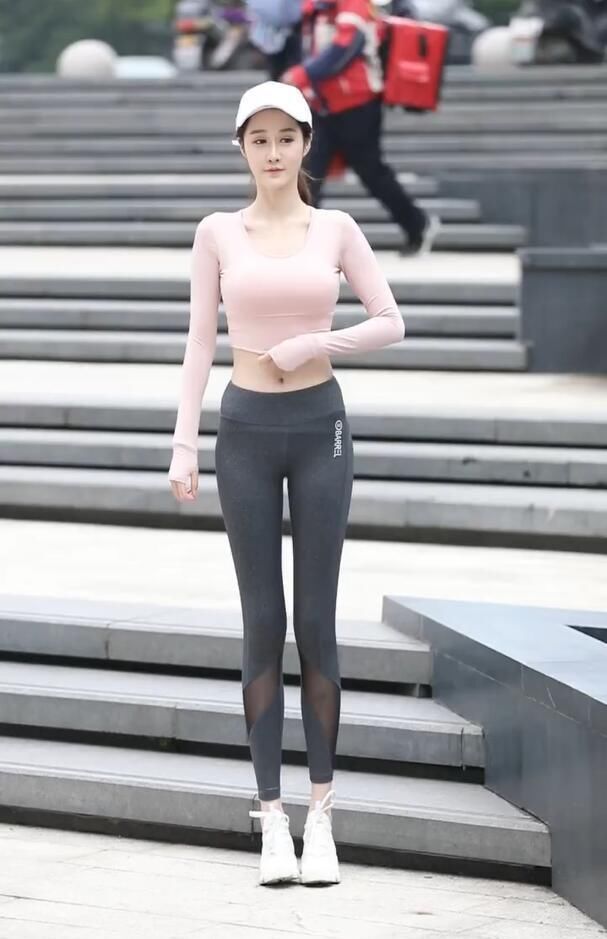  【增高鞋】瑜伽裤外穿的女孩，还加双内增高鞋，美出新境界