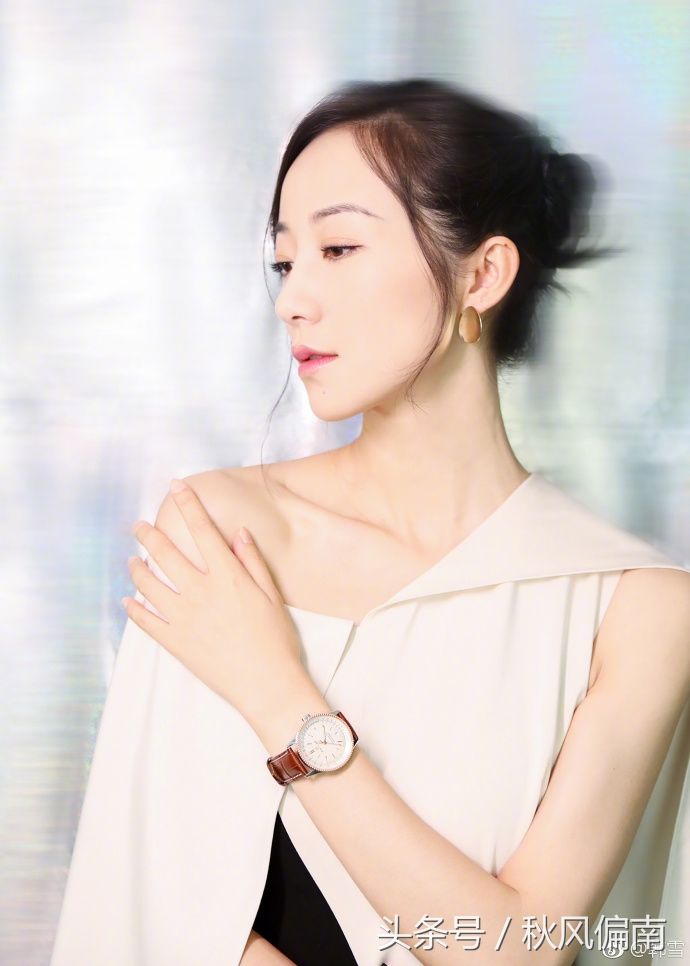 韩雪黑白相间长裙皮肤白皙，优雅高贵女神气质浓