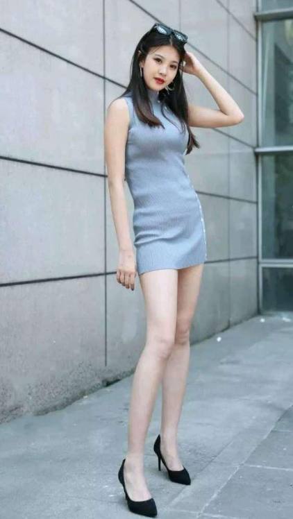 街拍：小姐姐一件白色蕾丝裹胸内衣外穿，性感火辣又清爽！