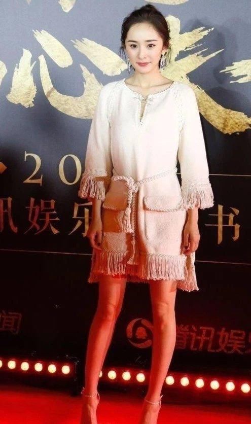 杨幂玩真的?套一身白色麻袋出席活动，但她的白鹤腿真是抢眼!