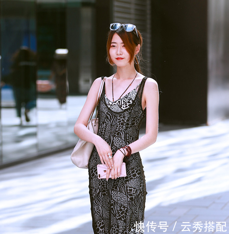 小姐姐上身显瘦又迷人,小蛮腰立显,整体呈现高雅大气有韵味!