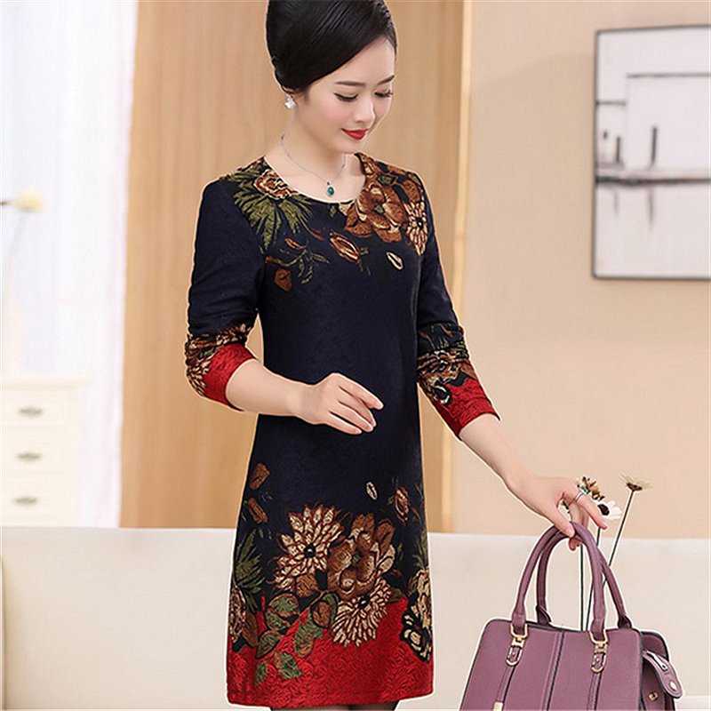 越来越多女人流行穿“立秋裙”，一个比一个洋气，借钱也要买2款