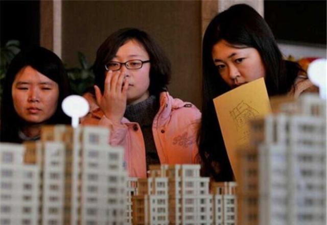 农村人先买车还是先买房？村民：当年选错了，现在后悔的不行！