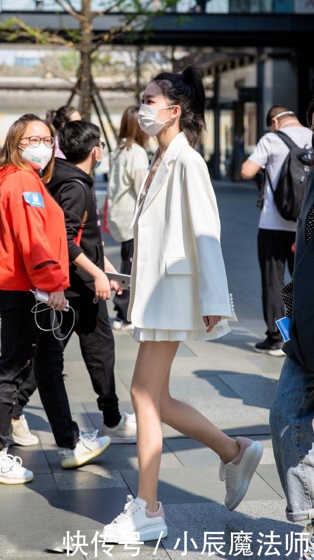 『时尚女生』路人街拍,小姐姐穿大v领的格纹连衣裙,更显轻盈和灵秀