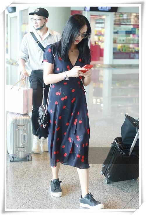 同穿樱桃裙,赵雅芝像年轻了20岁,姚晨凸出的肚子真让人尴尬!