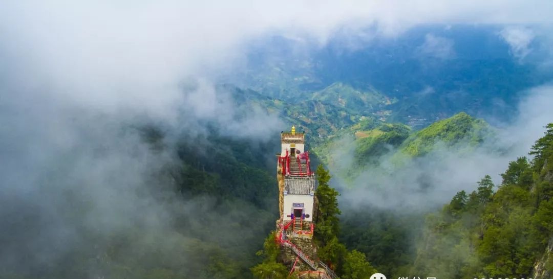 小庙三面悬于万丈深渊 四根石柱插入石缝工艺精湛堪称一绝