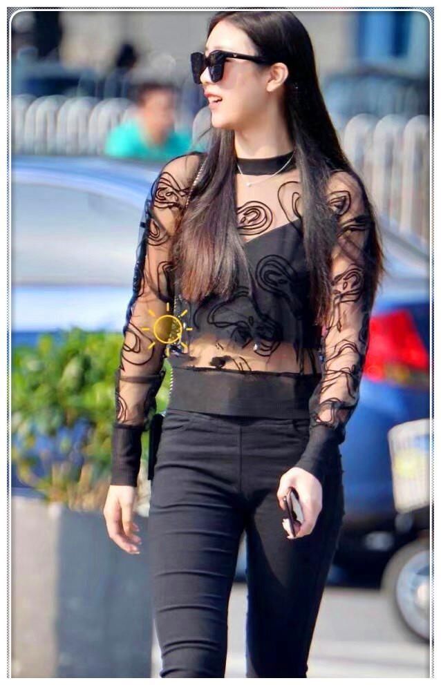 时尚穿搭：打底裤尽显女性的优雅气质，让人看着就很羡慕！