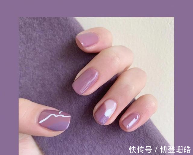  女生：手不白的女生，试试今年流行的“香芋紫美甲”，高级又显白！