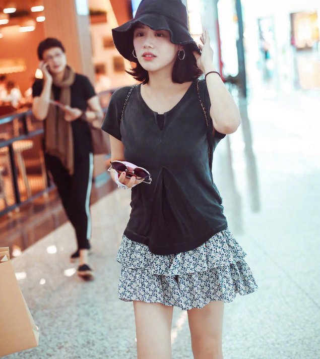 马思纯分手后“疯”了，网友:她手上拿的不就是我们每天踩着的?