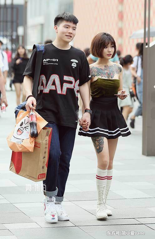 夏日炎炎美女们“热辣”穿衣的方法，还真是怎么凉快怎么穿