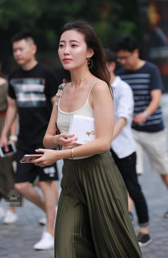 街拍：长相甜美的小姐姐穿包臀裙优雅时尚，皮肤白皙令人羡慕！