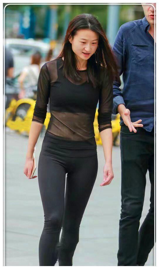 时尚穿搭：打底裤尽显女性的优雅气质，让人看着就很羡慕！