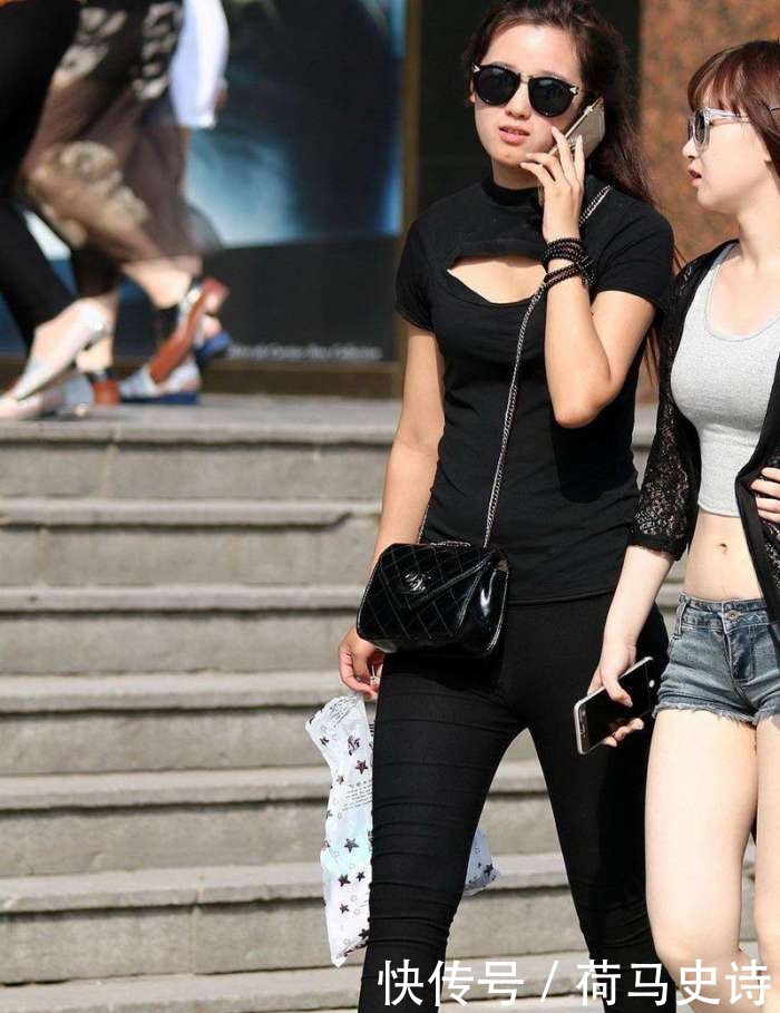 商业街街拍: 黑色紧身裤美女, 凸显傲人曲线身姿