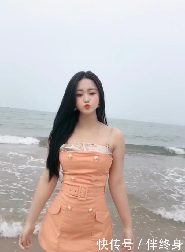 【 在海边】简单又好看的短裙，穿出了干净清纯的味道，街拍小姐姐