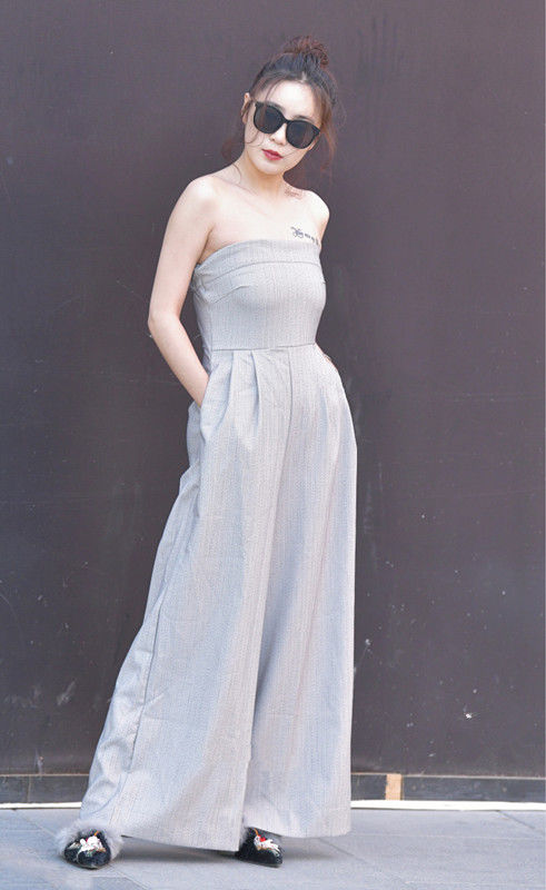 街拍路人，炎热的天气，作为女神的你怎么少得了一条时尚的裙子?