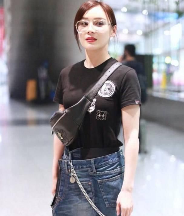 袁姗姗把牛仔裤头剪烂缝在裙子上，网友:欣赏不来!