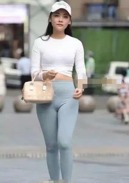 打底裤勾勒出美女完美身材，秀出玲珑曲线！